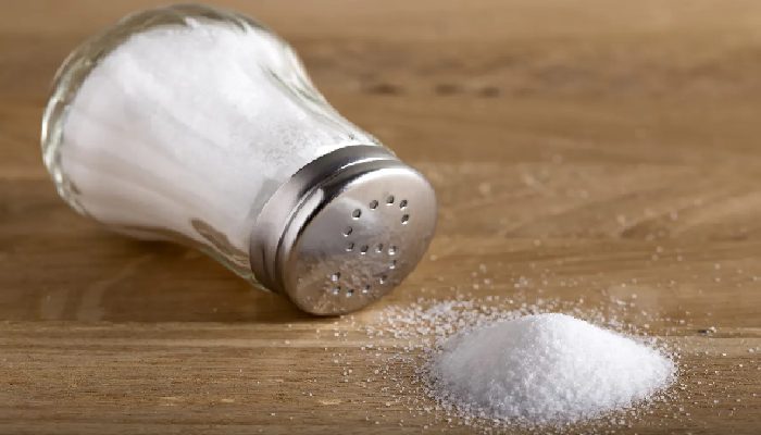 How many spoons of salt per day is healthy